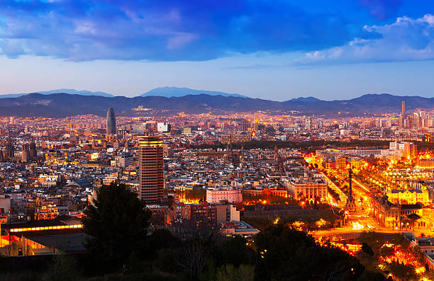 ville de barcelone, dans la nuit - birdview photos et images de collection