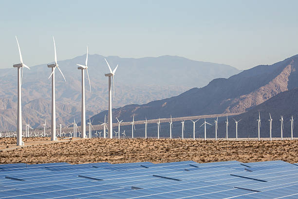 태양열입니까 재생 에너지 및 터빈 - solar panel wind turbine california technology 뉴스 사진 이미지