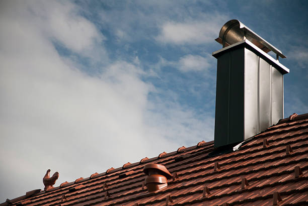 pottery hähnchen und einen kamin. - roof roof tile rooster weather vane stock-fotos und bilder