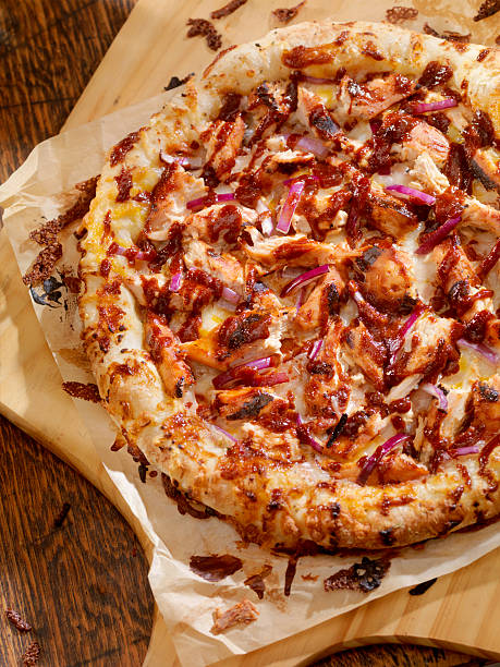 frango bbq pizza - grilled chicken chicken herb thin imagens e fotografias de stock