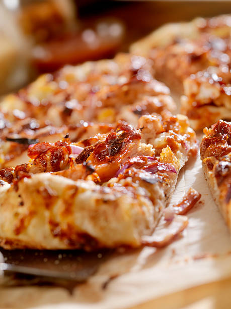 frango bbq pizza - grilled chicken chicken herb thin imagens e fotografias de stock