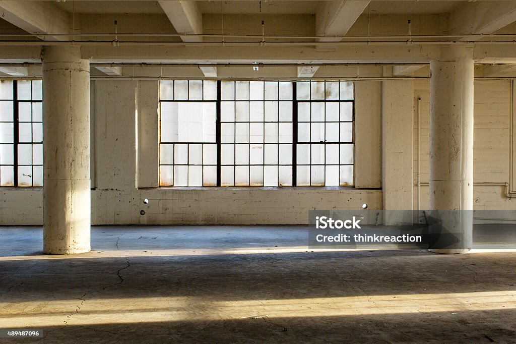 Intérieur de l'entrepôt industriel abandonné usine - Photo de Fenêtre libre de droits