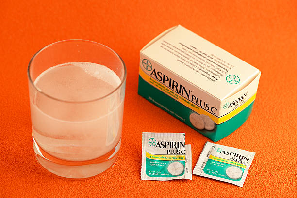 bayer aspirina plus c gasosas comprimido dissolver na água - pill medicine vitamin pill aspirin imagens e fotografias de stock