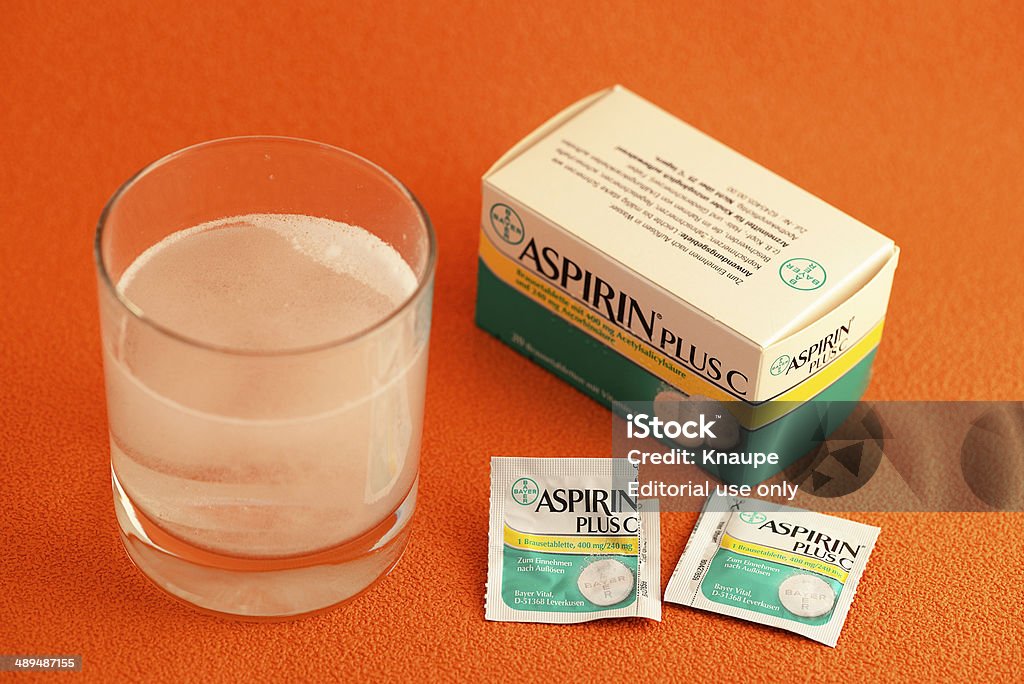 Аспирин растворитель. Ацетилсалициловая кислота жидкость. Аспирин размешать в воде. Aspirin c Bayer фото в стакане.