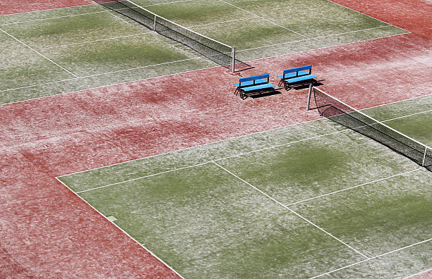 vuoto duro verde campo da tennis con rete - toughness surface level court tennis foto e immagini stock