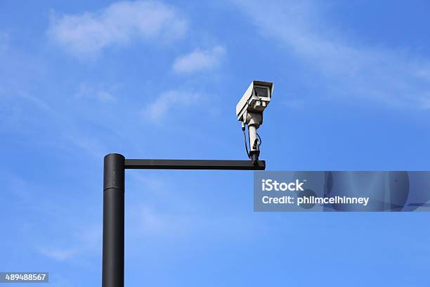 Cctv De Cámara De Seguridad Foto de stock y más banco de imágenes de Cámara - Cámara, Palo - Objeto fabricado, Aire libre