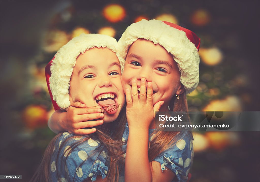 Noël heureuse soeurs drôles enfants lits jumeaux - Photo de Noël libre de droits