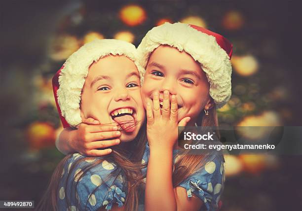 Photo libre de droit de Noël Heureuse Soeurs Drôles Enfants Lits Jumeaux banque d'images et plus d'images libres de droit de Noël - Noël, Enfant, Famille