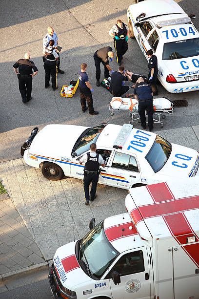 medical personas y policial hombre ayudando a ataques cardíacos - action fire department car men fotografías e imágenes de stock