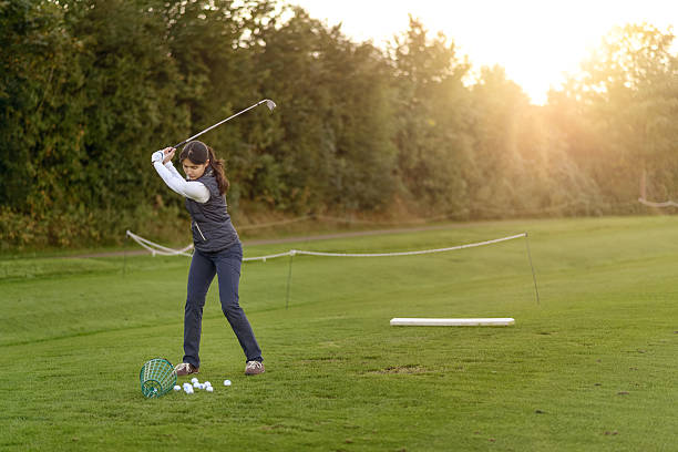 kobietach ćwiczyć na driving range - golf women female concentration zdjęcia i obrazy z banku zdjęć