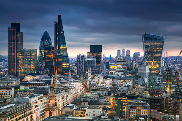 city von london. london panorama bei sonnenuntergang. - city of london office building construction architecture stock-fotos und bilder