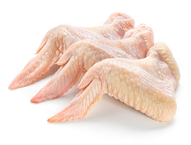 primas alas de pollo aislado sobre fondo blanco - making food close up macro indoors fotografías e imágenes de stock