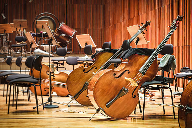 cello musik instrumente auf einer bühne - orchester stock-fotos und bilder