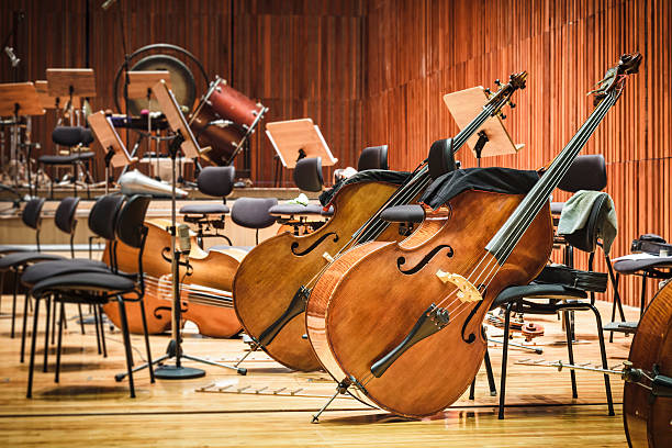 violoncelo música instrumentos em um palco - violin family - fotografias e filmes do acervo