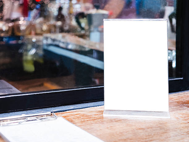 mock up image de menu sur une table au restaurant et bar à café - mocked photos et images de collection