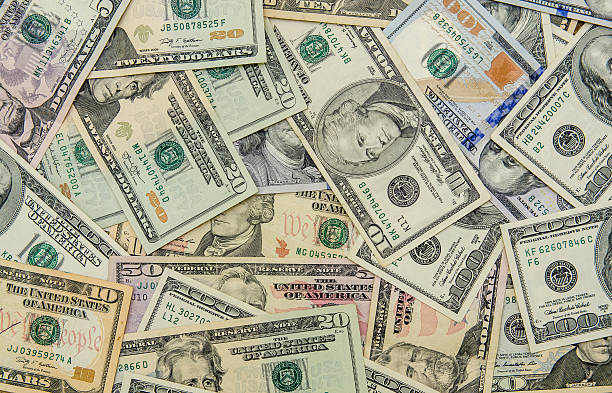 nahaufnahme von verschiedenen-dollar-noten in der hand - fifty dollar bill number 50 currency close up stock-fotos und bilder