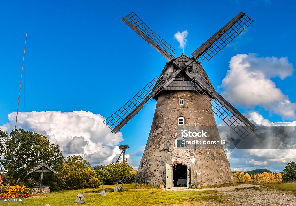 Antigo Moinho De Vento A Europa - Fotografias de stock e mais imagens de  Moinho de vento - Moinho de vento, Turbina Eólica, Cultura Holandesa -  iStock