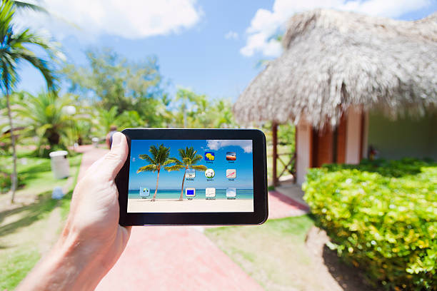 tiene un tablet pc in un paradiso tropicale - digital tablet beach digital display pc foto e immagini stock