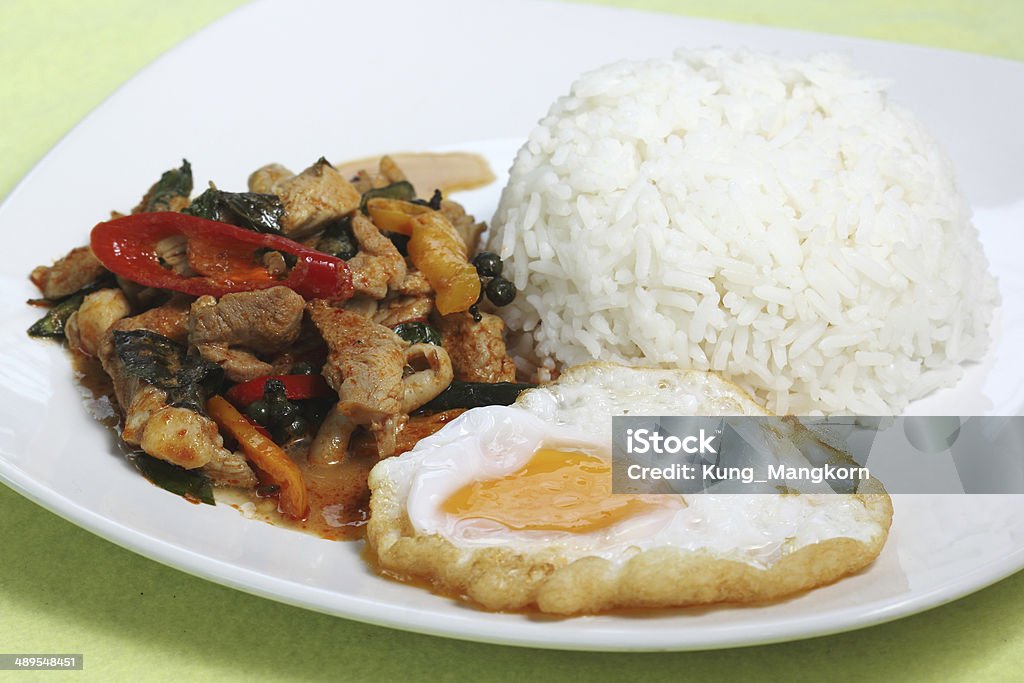 curry panang de pollo con arroz y huevo frito - Foto de stock de Adulación libre de derechos