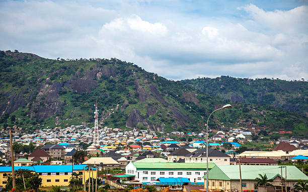 strażak miasta przedmieścia, abuja, nigerii. - nigeria africa abuja landscape zdjęcia i obrazy z banku zdjęć