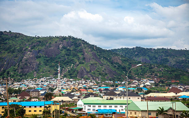 cidade africana subúrbios, em abuja, na nigéria. - nigeria africa abuja landscape imagens e fotografias de stock