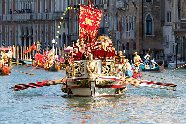 regata storica, venedig - editorial in a row national landmark famous place stock-fotos und bilder