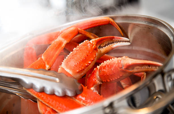 kochen crab beine - krabben meeresfrüchte stock-fotos und bilder