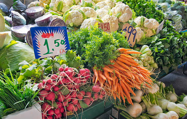 Verduras frescas en un puesto de mercado - foto de stock