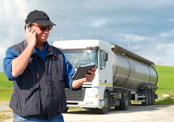 lastwagenfahrer mit tablet und telefonisch - computer manual worker truck driver truck stock-fotos und bilder