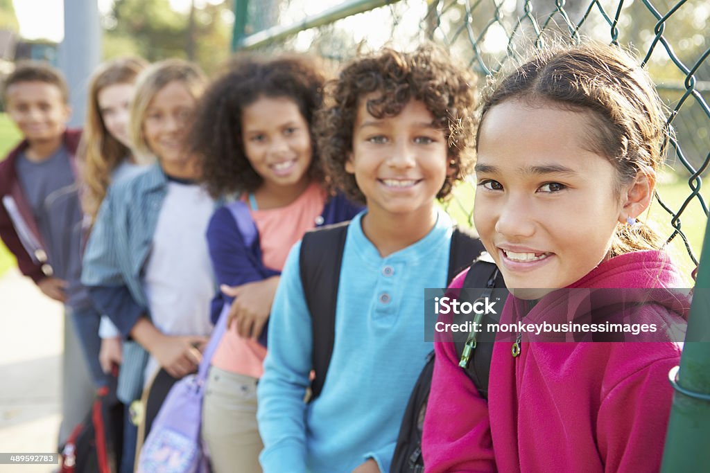 Grupo de jóvenes amigos en el patio de juegos para niños - Foto de stock de Niño libre de derechos