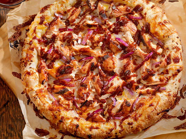 pollo a la barbacoa pizza - barbecue chicken fotografías e imágenes de stock