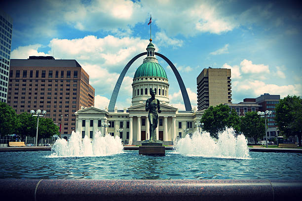 Arch and Courthouse in St. Louis Missouri This is a photograph of the old courthouse in front of the St. Louis arch in the middle of the day. jefferson national expansion memorial park stock pictures, royalty-free photos & images