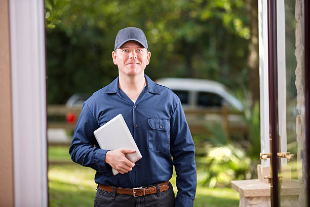 istock Service Industry: Repairman at customer's front door. Digital tablet. 489603776