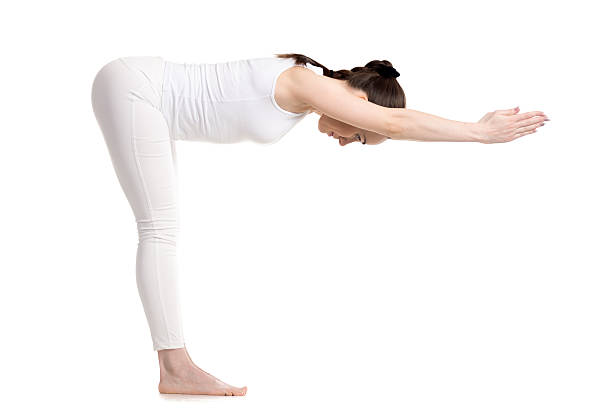 yogi mulher em pé ardha uttanasana pose - forward fold imagens e fotografias de stock