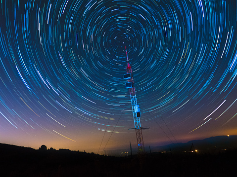 Satélite de comunicaciones bajo un cielo estrellado cielo photo