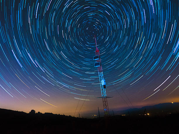 satellite communications under a starry sky - uydu çanağı fotoğraflar stok fotoğraflar ve resimler