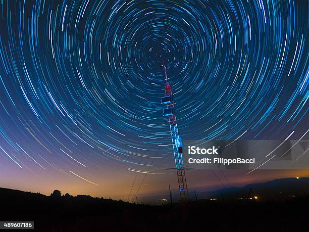 Satellite Communications Under A Starry Sky Stok Fotoğraflar & Telekomünikasyon Ürünleri‘nin Daha Fazla Resimleri - Telekomünikasyon Ürünleri, İletişim, Haberleşme Kulesi