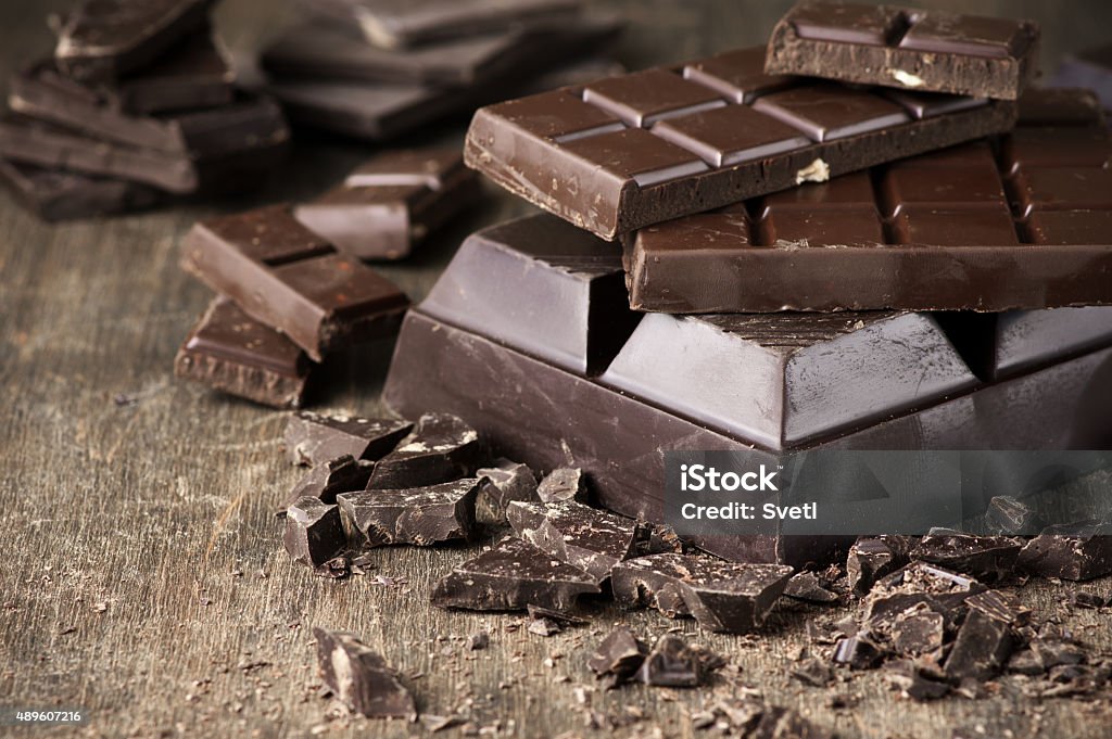 Varios chocolate en madera - Foto de stock de Barra de chocolate libre de derechos