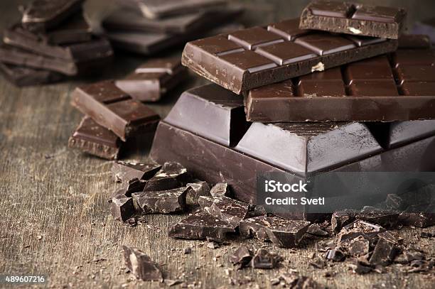 Varios Chocolate En Madera Foto de stock y más banco de imágenes de Barra de chocolate - Barra de chocolate, Chocolate negro, 2015
