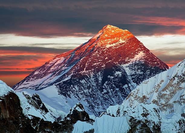 noite colorida do monte everest vista de gokyo ri - sunrise asia china climbing imagens e fotografias de stock