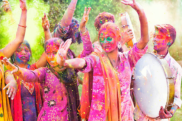 freunde holi festival feiern in indien - asian culture dancing women people stock-fotos und bilder
