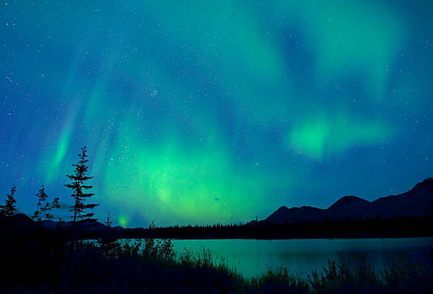 luces del norte aurora boreal, alaska - las pléyades fotografías e imágenes de stock