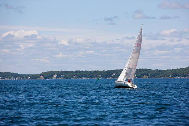 barca a vela lungo la costa del maine - pemaquid maine foto e immagini stock