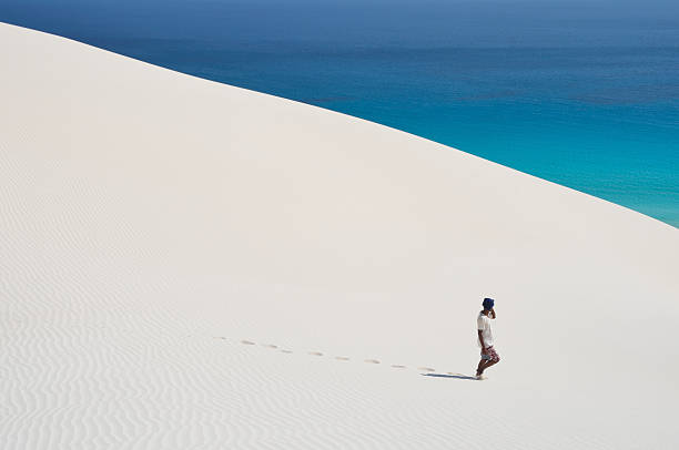 socotra, jemen, mann zu fuß im weißen dünen in arher - sand river stock-fotos und bilder