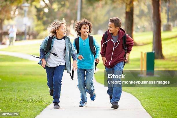 Grupo De Jóvenes Niños Corriendo Hacia La Cámara En El Parque Foto de stock y más banco de imágenes de Edificio escolar