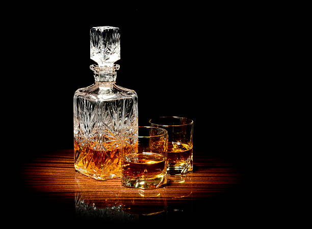 uísque em uma tabela - brandy bottle alcohol studio shot imagens e fotografias de stock