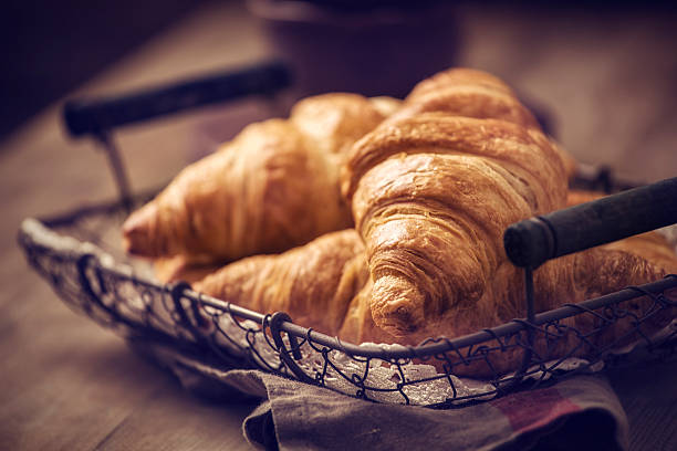 des croissants - cuisine française photos et images de collection