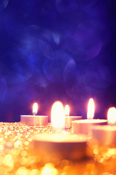 bougies or sur fond bleu foncé - tea light votive candle candle candlelight photos et images de collection