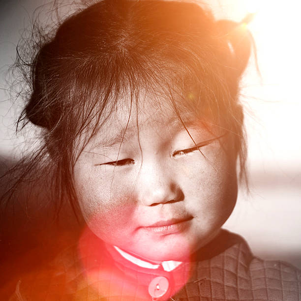 かわいいアジアの女の子早朝ソリテュード思春期のコンセプト - inner mongolia independent mongolia mongolian culture mongolian ethnicity ストックフォトと画像