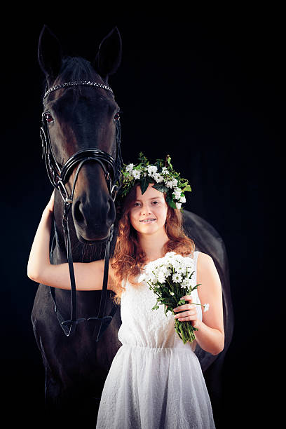 jeune fille avec son cheval - bride bouquet photos et images de collection